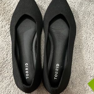 Black point toe flats